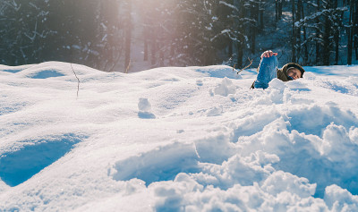 孩子躺在雪地里