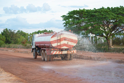 水车在为一个新的道路建筑工地喷水。