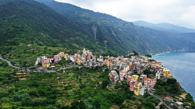 鸟瞰图科尼利亚村在岩石海岸，五Terre，意大利。