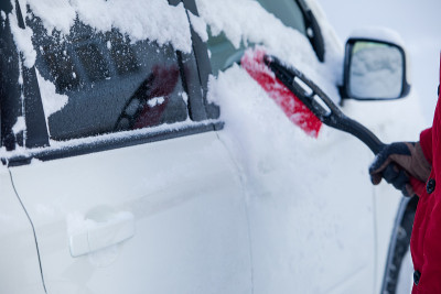 暴风雪过后清扫汽车上的积雪