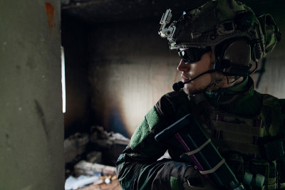 士兵在战斗中。城市战斗训练，士兵进入废弃建筑。反恐行动战场训练