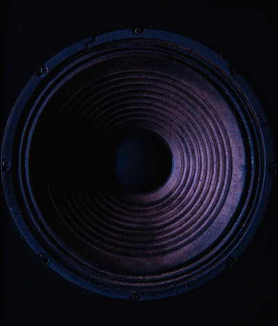 黑色背景下扬声器膜的特写。