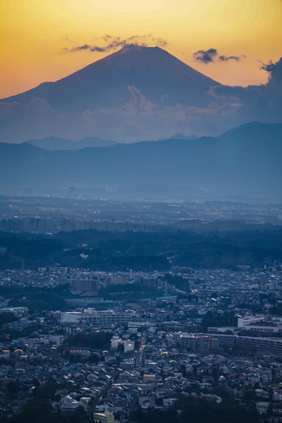 黄昏和从横滨地标塔可以看到的富士山