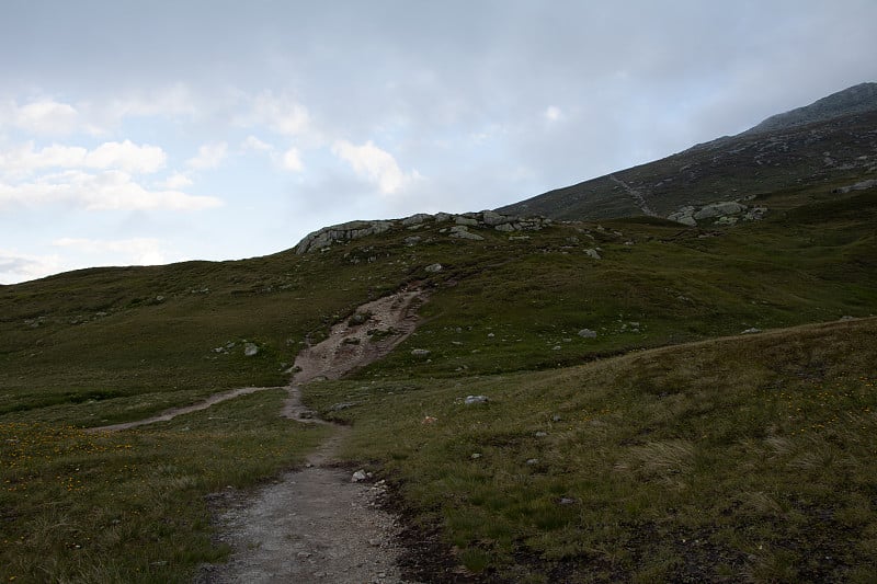 瑞士伯尔尼州的迷人风景。沿着格里姆selpass行驶。壮观的云雾风景。美妙的阳光穿过云层，然后是令人