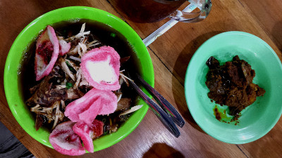 “mi kampoeng”ala Medan city，鸡肉面汤配沙拉和红白“krupuk”，蟹肉面