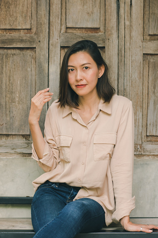 妇女们靠窗而坐。