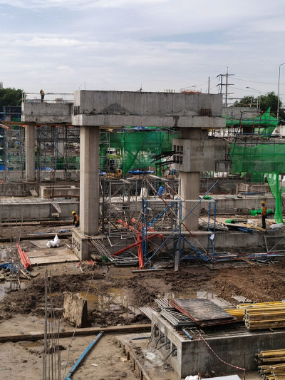 电梯、扶梯楼梯、空中步道、空中火车站与百货商场之间的步行桥等建筑施工