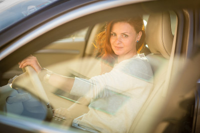 年轻漂亮的女人在开车
