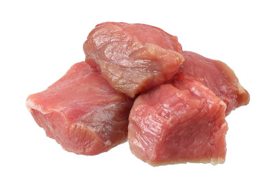 在白色背景上分离的生牛肉块