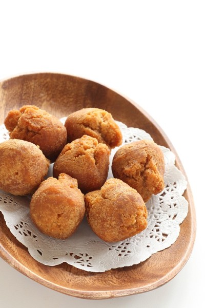 冲绳美食，甜甜圈球放在木盘子里