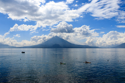 危地马拉的阿提特兰湖和火山