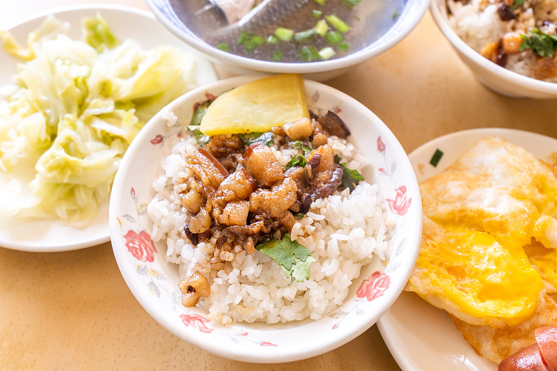 红烧肉饭——台湾著名的传统街头美食。红烧肉米饭。旅行的设计理念。俯视图，复制空间，关闭