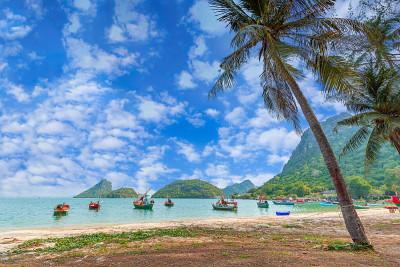 泰国甲米，皮皮岛玛雅湾的长船和蓝色海水的全景。