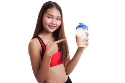 美丽的亚洲健康女孩乳清蛋白。