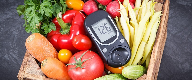 用新鲜蔬菜作为矿物质和维生素来源的血糖仪。糖尿病、健康生活方式和节食