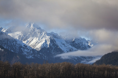 秋天雾消山