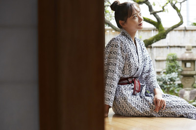 一个年轻的亚洲女人正在日本传统旅馆放松