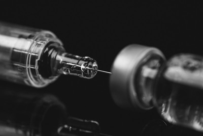 用注射器和安瓿关闭用于注射的医疗瓶