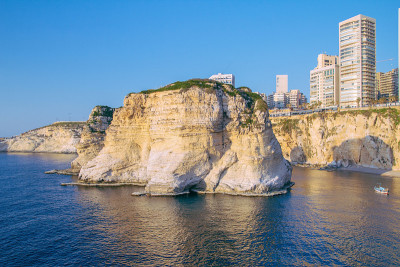 贝鲁特鸽子岩石。海岸的背景。