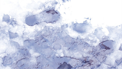 冬天雪地里肮脏的脚印。靴子在路上的踪迹