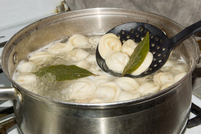 饺子用香料和月桂叶炖在锅里。