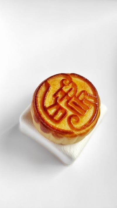 月饼是中国的传统食品。白色背景