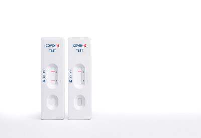 新型冠状病毒肺炎(Covid-19)分离物快速诊断检测盒，阳性、阴性，背景放置实验室设备，剪切路径