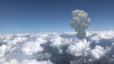大蘑菇云爆发或火山在云之上