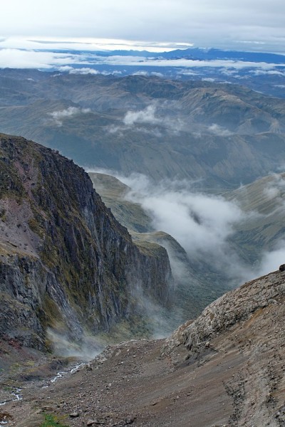 卡扬贝火山下面的山谷
