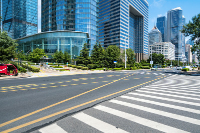 中国青岛的城市道路和现代化的办公大楼