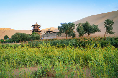 中国甘肃省敦煌市鸣沙山月牙泉风景区甘肃敦煌月牙湖和鸣沙山。
