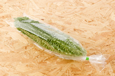 新鲜的戈雅，胶合板背景上的塑料苦瓜