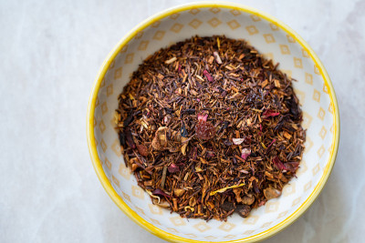 冬莓干茶片与干草莓，木槿，香料，肉桂，丁香，玫瑰果，苹果，金盏花，香草。