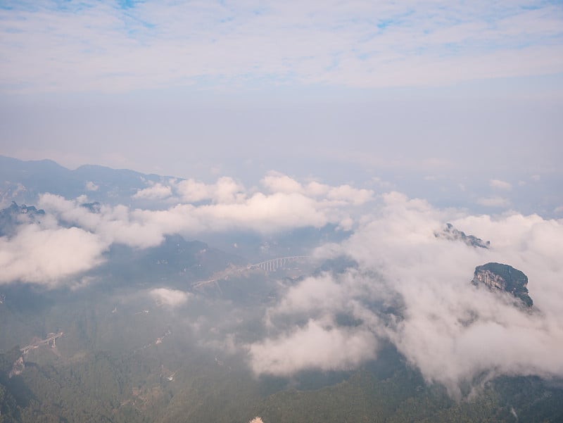 中国张家界天门山上的美丽景色和晴朗的天空