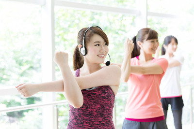 迷人的亚洲女性在体育馆里锻炼
