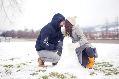 可爱的夫妇堆雪人