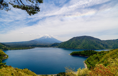 富士山的泉水和山梨县的元津湖风景
