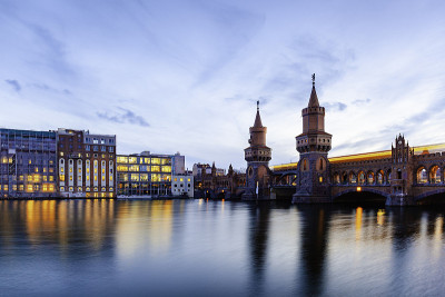 德国柏林，Oberbaumbuecke，前景中有一个移动的地铁和一条疯狂的河流