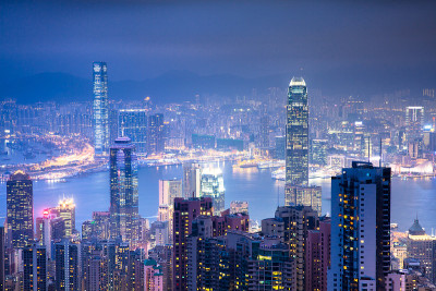 美丽的香港风景从维多利亚山顶晚上