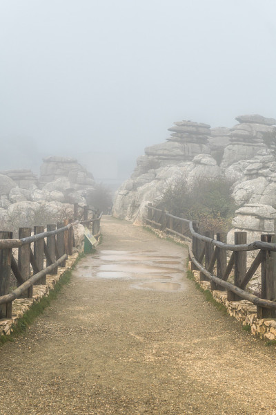 雾笼罩在Antequera和Villanueva de la市Torcal de Antequera