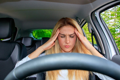 一个女人正在开车