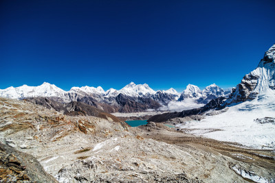 山中的湖