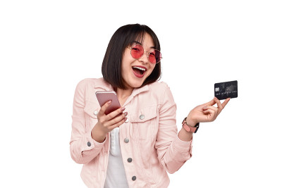 开朗的民族女士使用网上银行服务