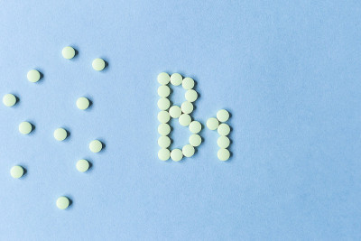 Yellow tablets forming B1 on a blue background. Vi
