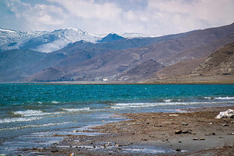 西藏珞卡县Nagarzê山湖。全景