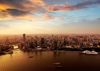 夕阳下的上海浦东天际线