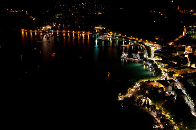 加尔达海湾夜晚的全景