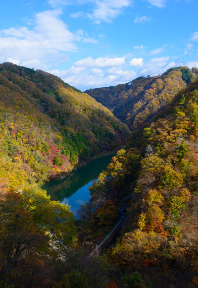 秋天的天龙河，在日本长野