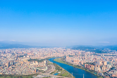 台北城市鸟瞰图-亚洲商业概念图像，白天和蓝天下的全景现代城市景观建筑鸟瞰图，拍摄于台湾台北。