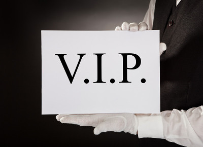 服务员拿着板和短信Vip
